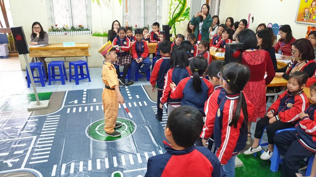 Học sinh trường Tiểu học Kim Đồng tìm hiểu về an toàn giao thông