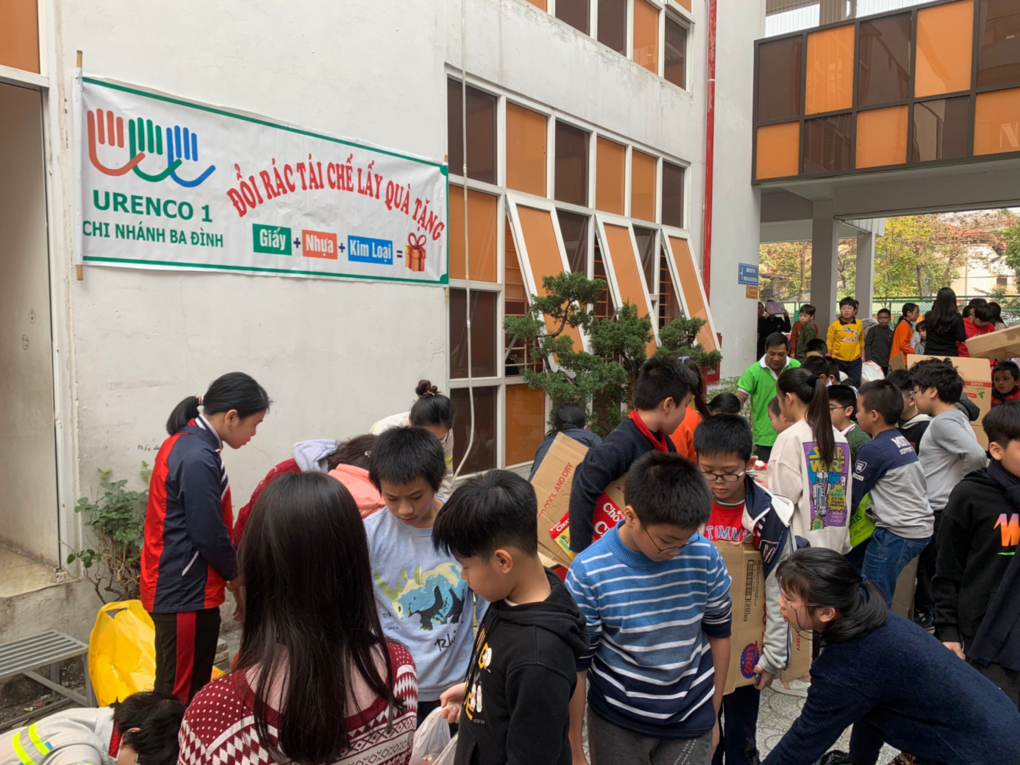 Học sinh trường Tiểu học Kim Đồng hào hứng với phong trào “Đổi rác tái chế lấy quà tặng”