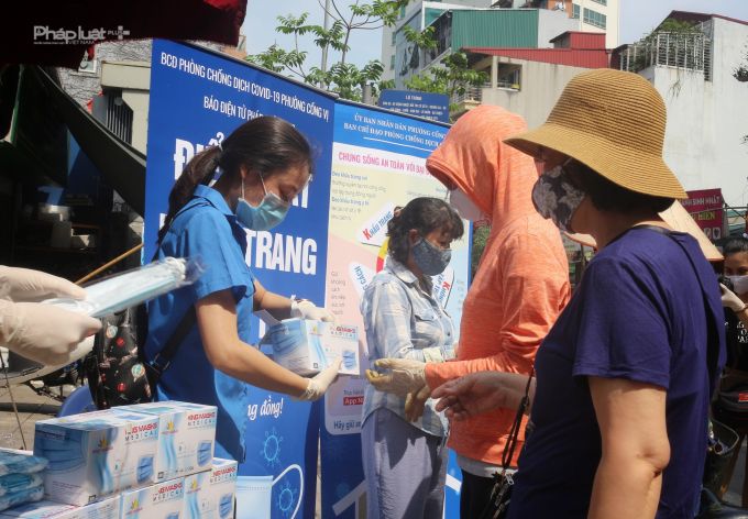 Chiếc khẩu trang nghĩa tình