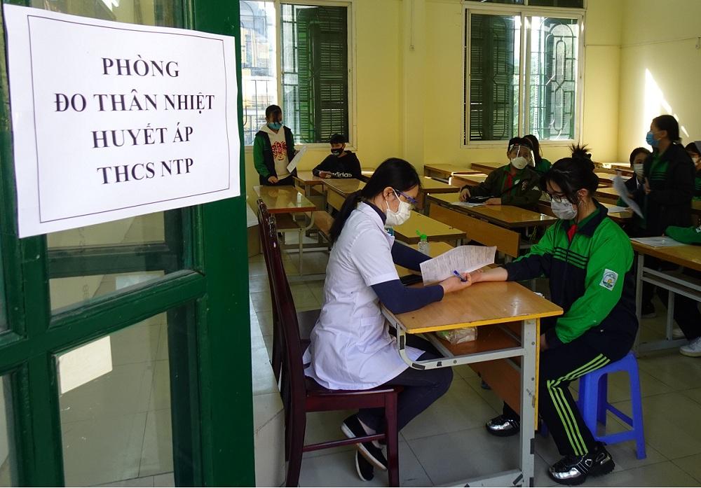 Hà Nội tiêm vắc xin Covid-19 cho học sinh 12, 13 tuổi