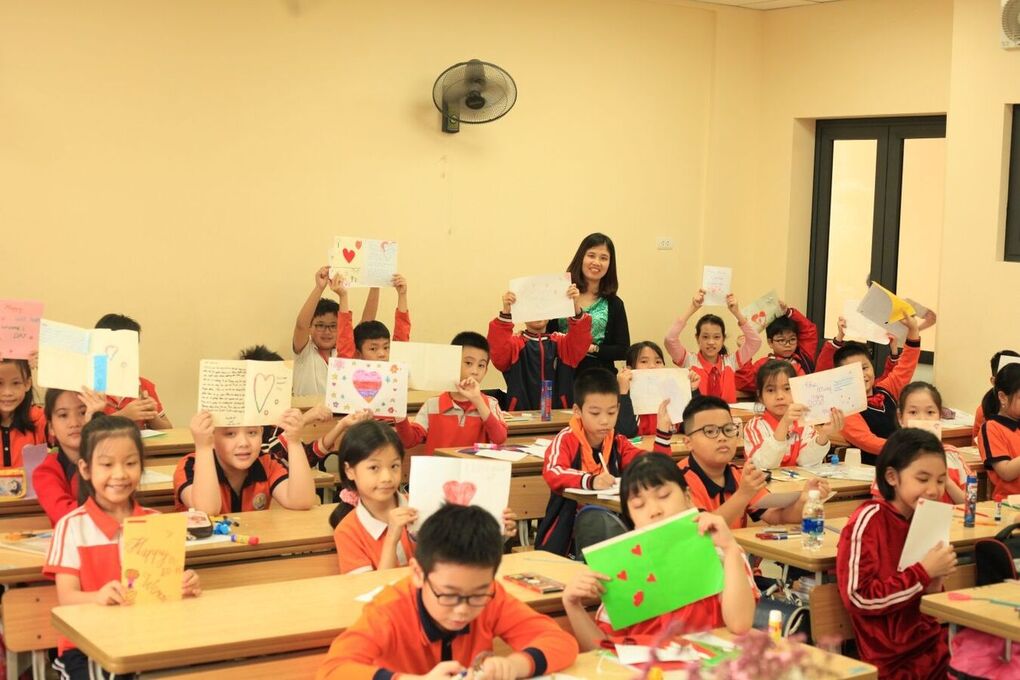 Những tiết học Mỹ thuật lí thú chào mừng  ngày Phụ nữ Việt Nam 20-10