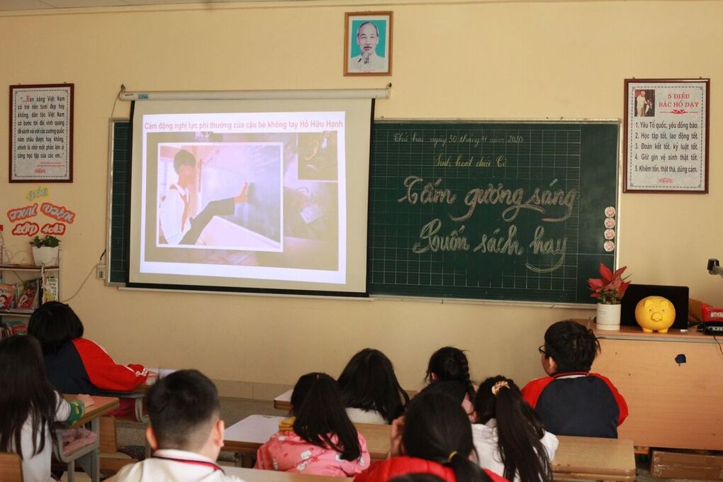 Học sinh lớp 4A3 trường Tiểu học Kim Đồng hưởng ứng phong trào “Mỗi tuần một câu chuyện đẹp, một tấm gương sáng, một cuốn sách hay”