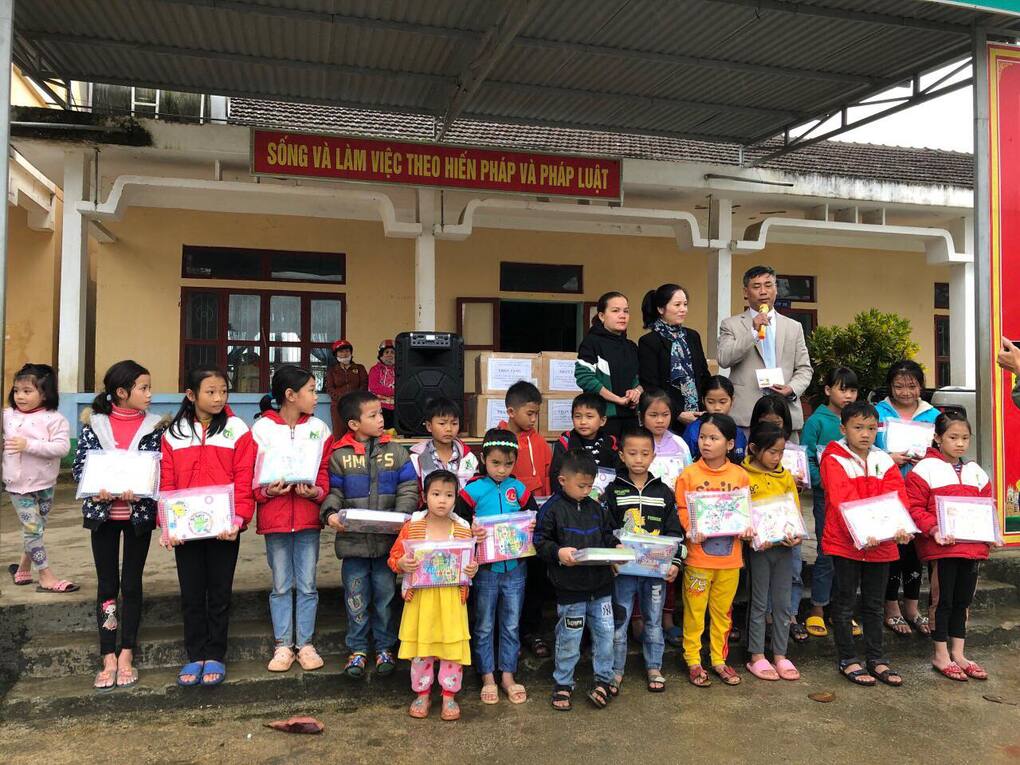 Mang Tết ấm đến với mái trường nơi biên giới