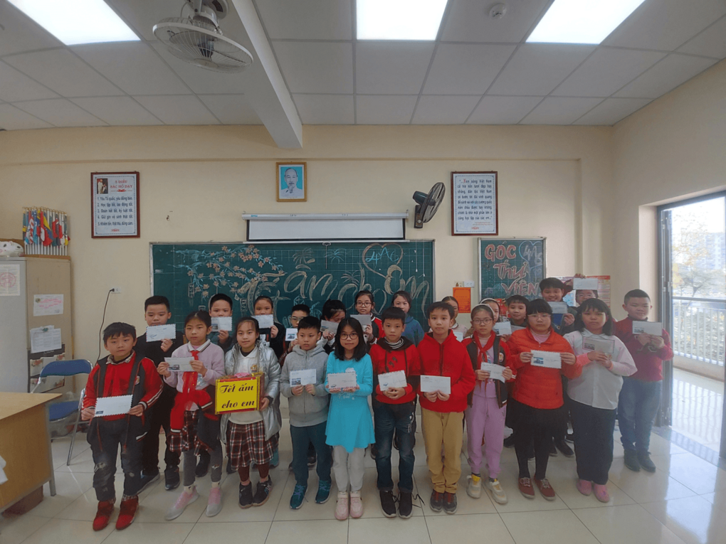 Học sinh lớp 4A6 hưởng ứng phong trào “Tết ấm cho em” và đập lợn gây quỹ tình thương