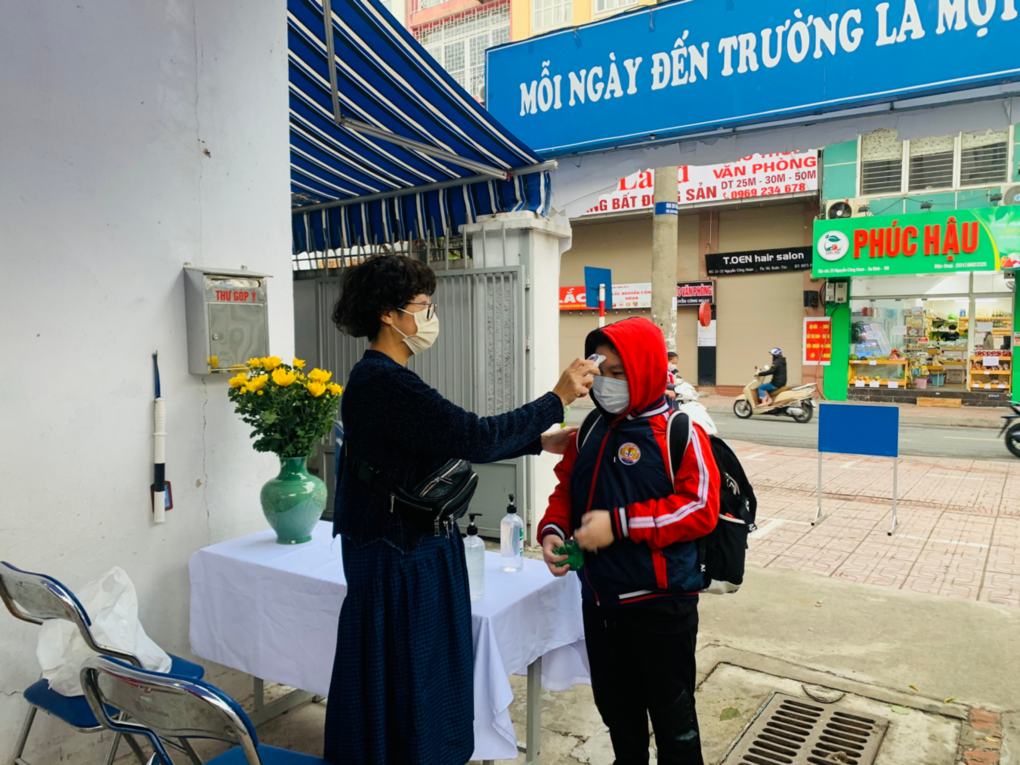 Học sinh trường Tiểu học Kim Đồng hào hứng trở lại trường học sau kì nghỉ Tết dài để phòng dịch