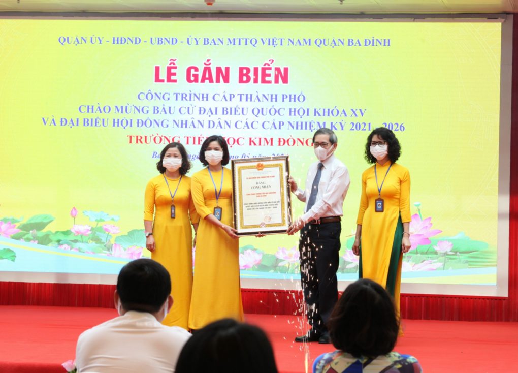 Trường Tiểu học Kim Đồng vui mừng đón nhận Lễ gắn biển công trình   cấp Thành phố