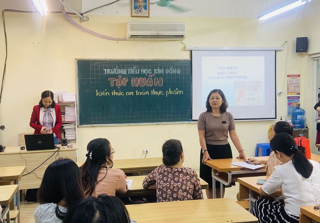 Tập huấn kiến thức về an toàn thực phẩm cho cán bộ, giáo viên, nhân viên trường Tiểu học Kim Đồng