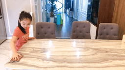 Các bạn nhỏ lớp 2A4 trường Tiểu học Kim Đồng giúp bố mẹ làm việc nhà phù hợp độ tuổi