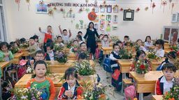 Giỏ hoa tặng mẹ của học sinh lớp 1A7 mừng ngày Phụ nữ Việt Nam 20 tháng 10