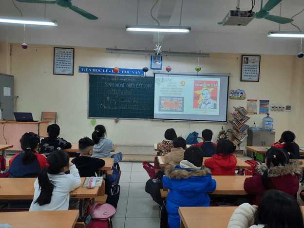 Học sinh trường Tiểu học Kim Đồng tuyên truyền kỷ niệm 76 năm Ngày thành lập Quân đội Nhân dân Việt Nam ( 22/12/1944 – 22/12/2020) và 31 năm Ngày Hội Quốc phòng Toàn dân ( 22/12/1989-22/12/2020)