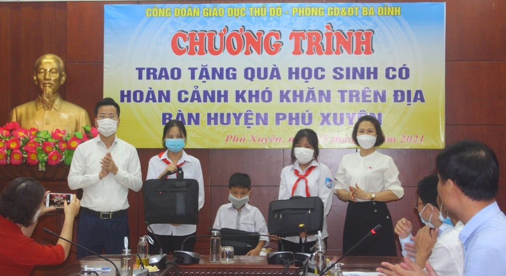 Trao tặng hơn 200 phần quà, thiết bị học tập cho học sinh khó khăn