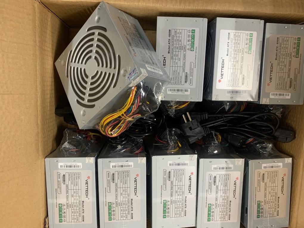 Hà Nội: Quận Ba Đình trao tặng máy tính cho học sinh khó khăn học trực tuyến