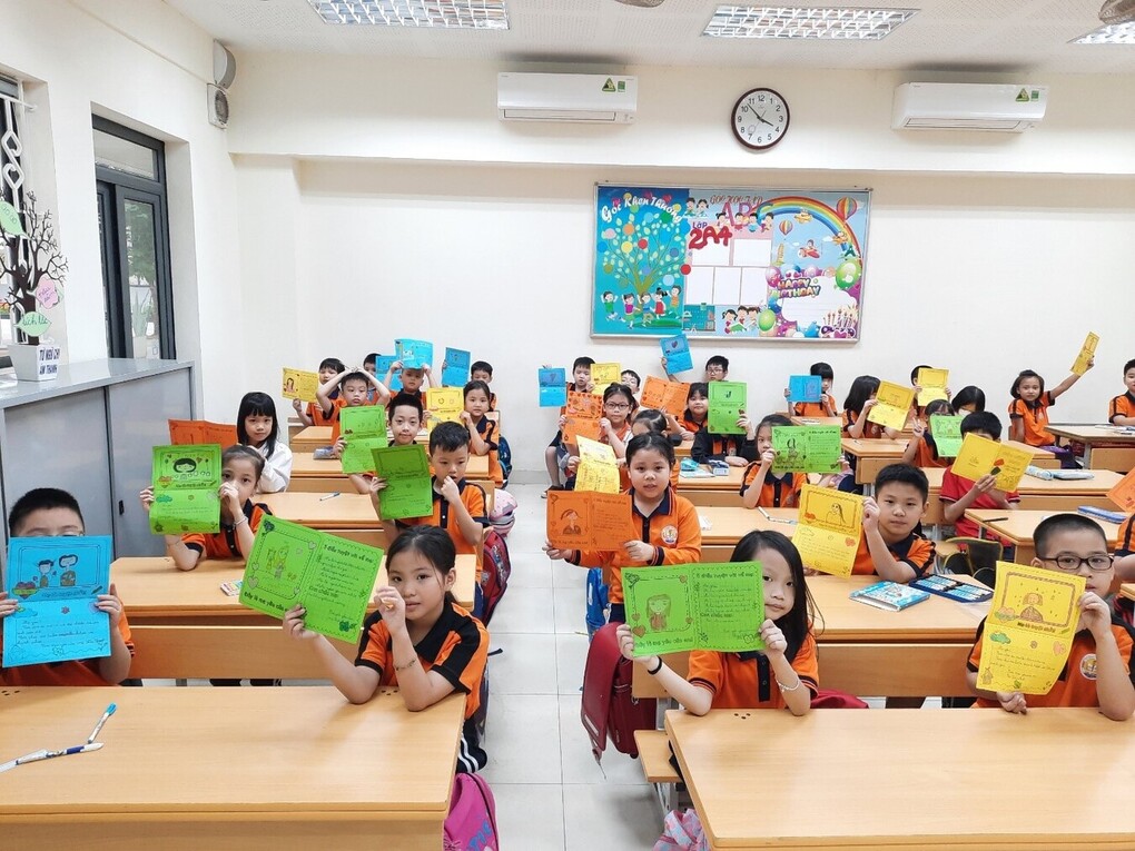 LỚP 2A4 CHÀO MỪNG NGÀY PHỤ NỮ VIỆT NAM 20/10