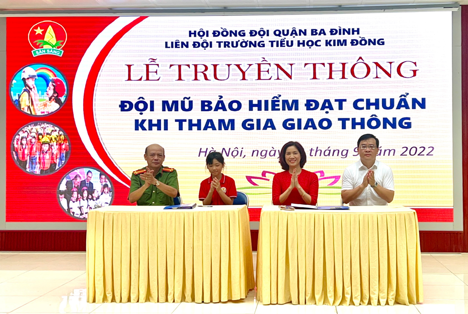 TẬP THỂ LỚP 2A2 HƯỞNG ỨNG THÁNG AN TOÀN GIAO THÔNG