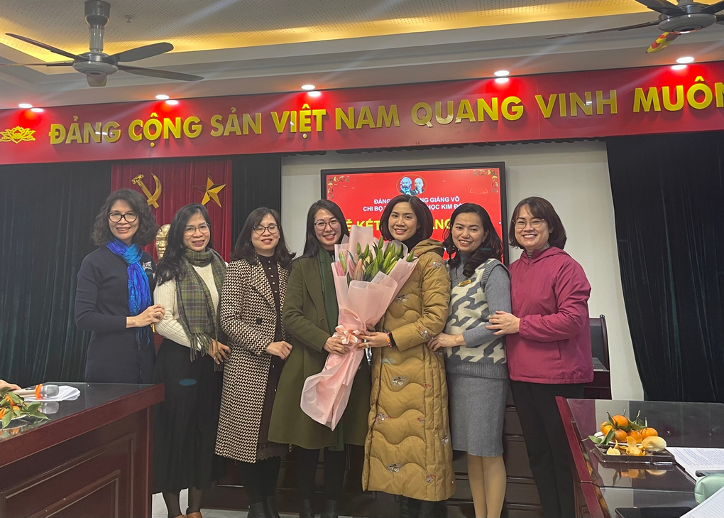 Chi bộ trường Tiểu học Kim Đồng kết nạp Đảng viên mới