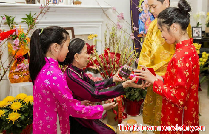 Kỹ năng sống: Dạy trẻ ứng xử ngày Tết