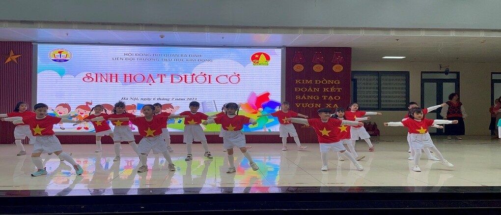 Hoạt động sinh hoạt dưới cờ của lớp 1A5  trường Tiểu học Kim Đồng