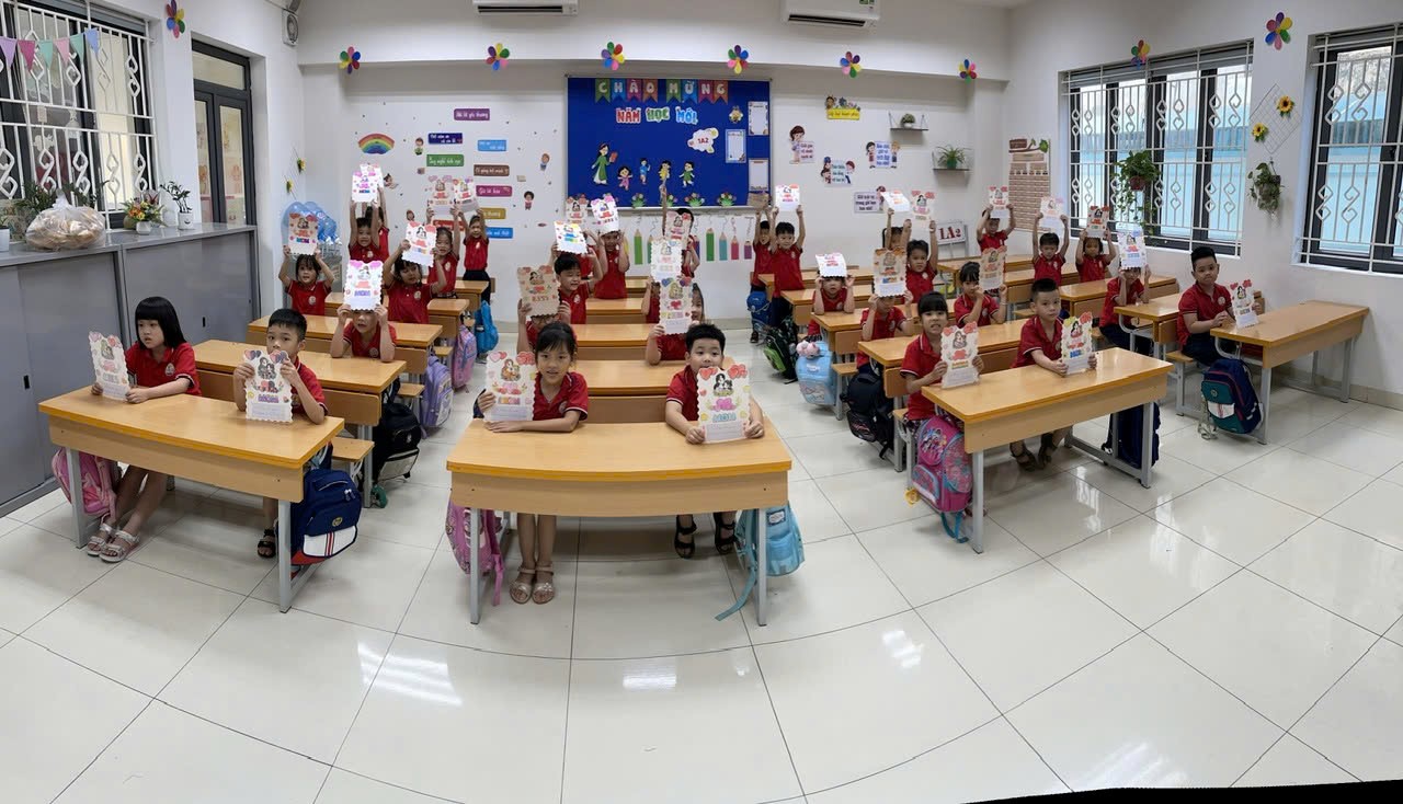 Các con học sinh lớp 1A2 Trường Tiểu học Kim Đồng chào mừng ngày Phụ nữ Việt Nam 20/10