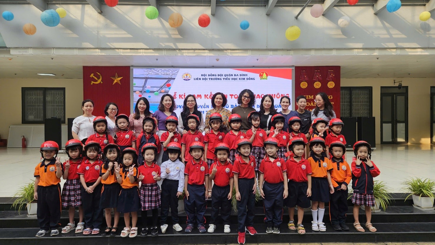 Lễ tặng mũ bảo hiểm cho học sinh khối 1 tại trường Tiểu học Kim Đồng
