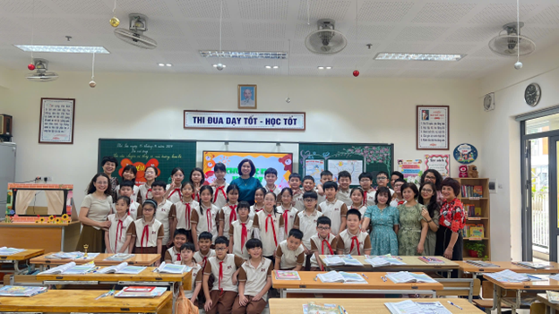 Giáo viên khối 5 trường Tiểu học Kim Đồng tưng bừng tham gia Hội giảng chào mừng ngày Nhà giáo Việt Nam 20-11.