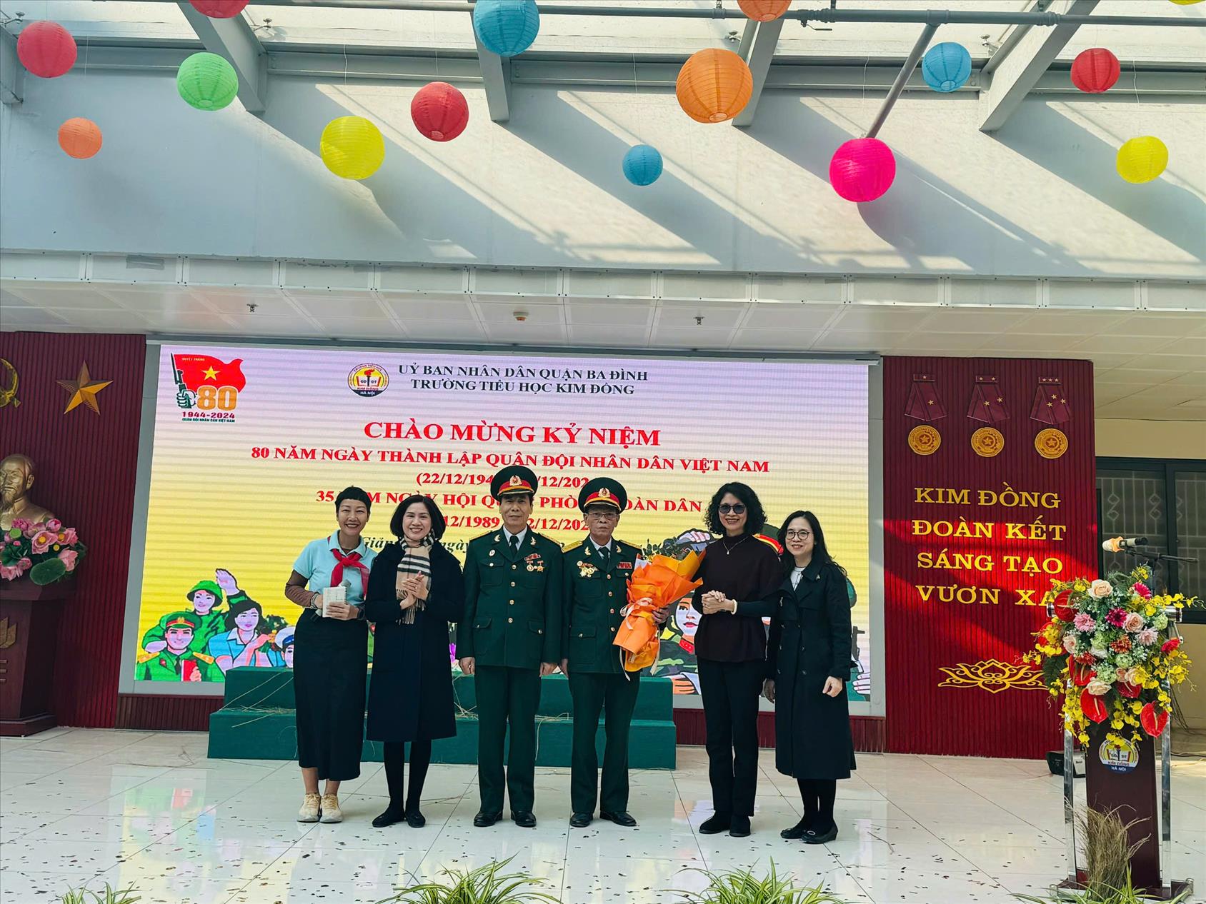 Liên đội trường Tiểu học Kim Đồng tuyên truyền kỷ niệm 80 năm Ngày thành lập Quân đội Nhân dân Việt Nam ( 22/12/1944 – 22/12/2024) và 35 năm Ngày Hội Quốc phòng Toàn dân ( 22/12/1989-22/12/2024)