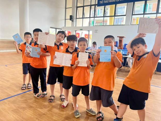 Trường Tiểu học Kim Đồng phối hợp với Trạm Y tế phường Giảng Võ tổ chức khám sức khỏe đầu năm học cho học sinh.