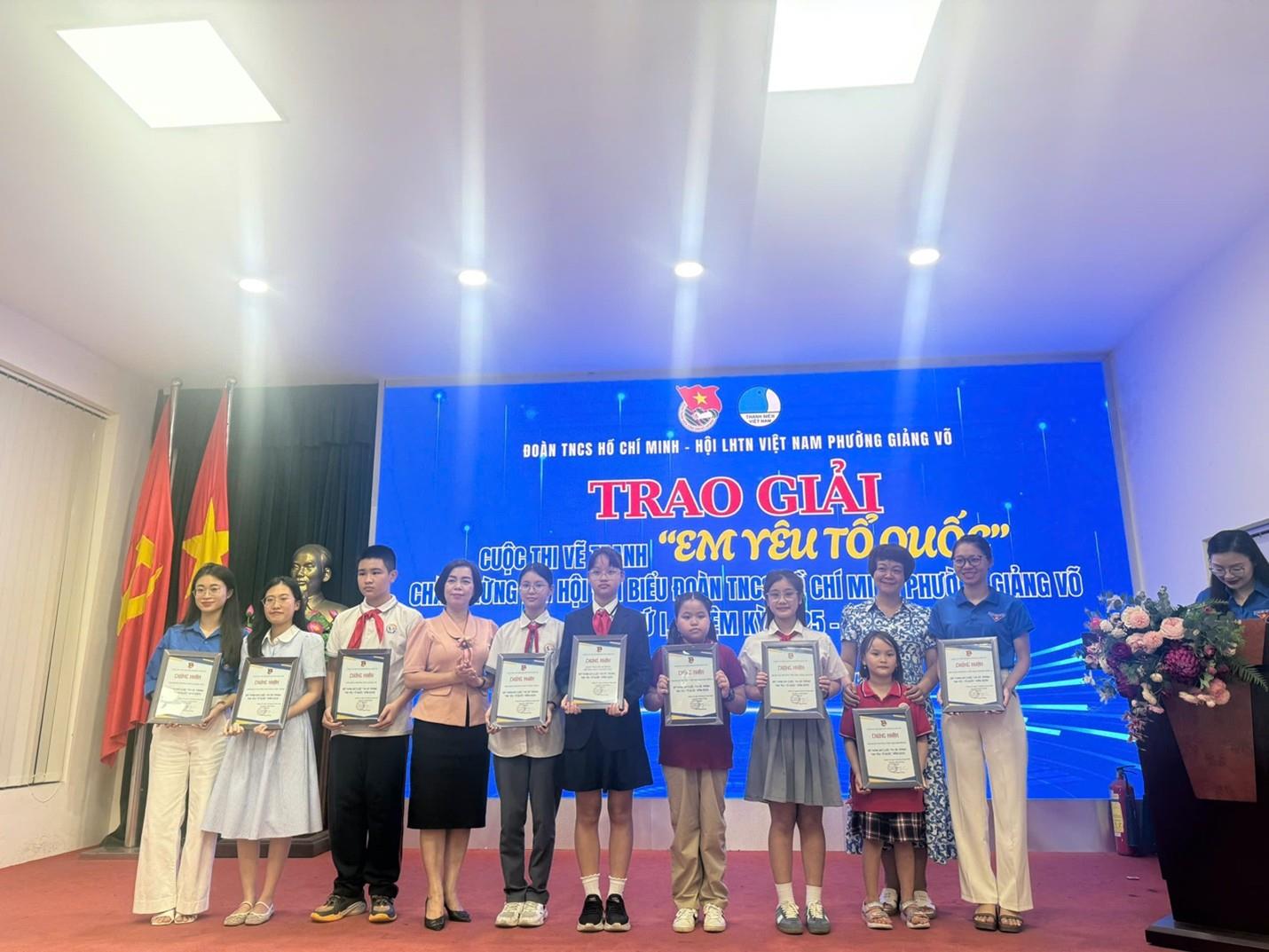 Tài năng và tình yêu Tổ quốc tỏa sáng qua nét cọ của các họa sĩ nhí  trường Tiểu học Kim Đồng