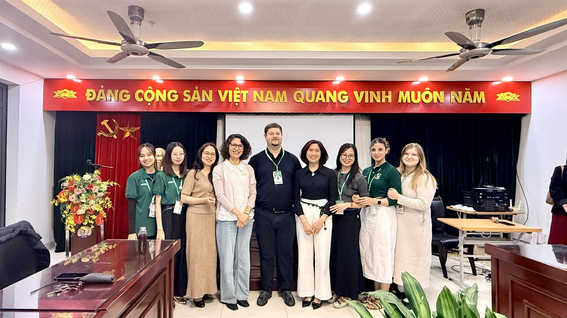 Trường Tiểu học Kim Đồng khai mạc lớp Tiếng Anh giao tiếp cho giáo viên - Bước khởi đầu của hành trình hội nhập