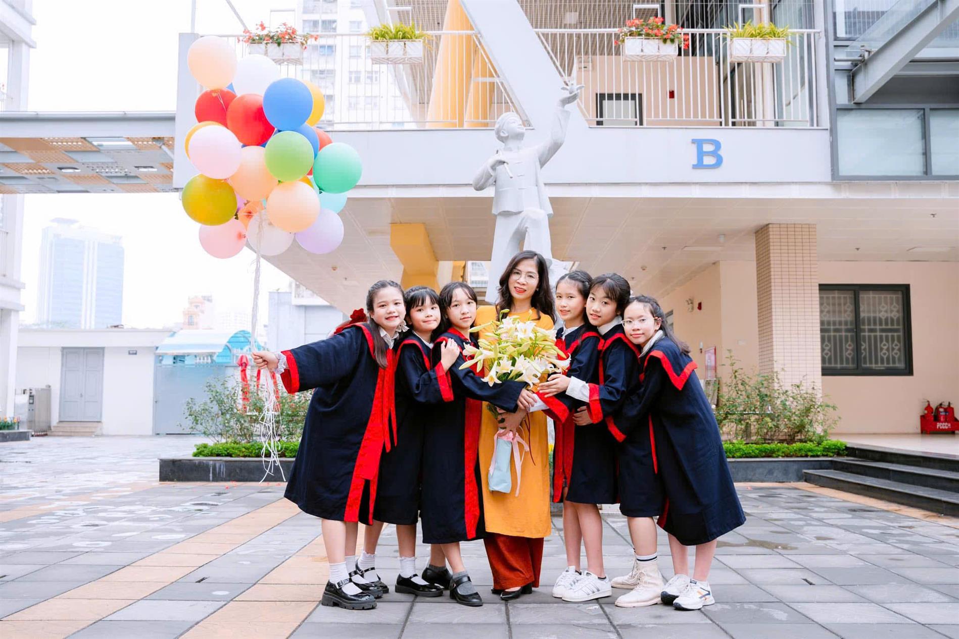 Gửi cô giáo  - người mẹ hiền thứ 2 - người đã thắp sáng tuổi thơ tôi