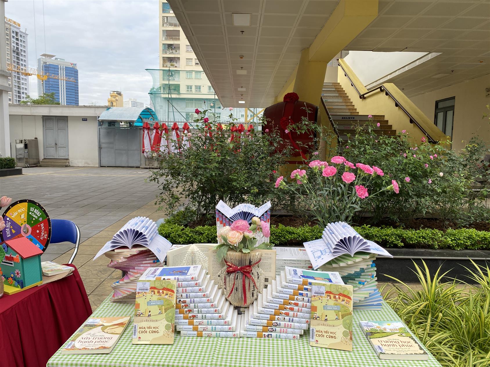 Thư viện trường Tiểu học Kim Đồng giới thiệu sách tháng 11 – “Người thắp đèn cho núi”