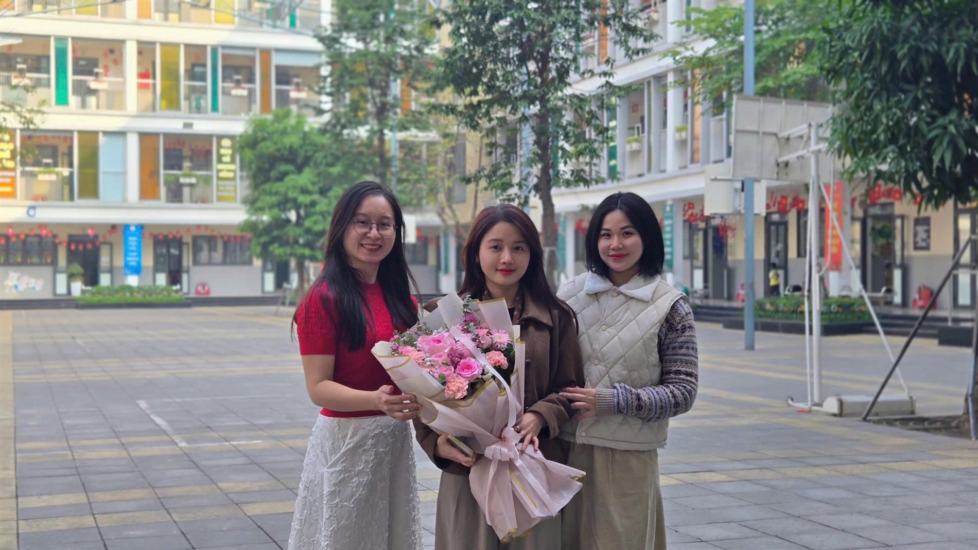 Chi đoàn Trường Tiểu học Kim Đồng chào đón đoàn viên mới – cô giáo Phương Trang