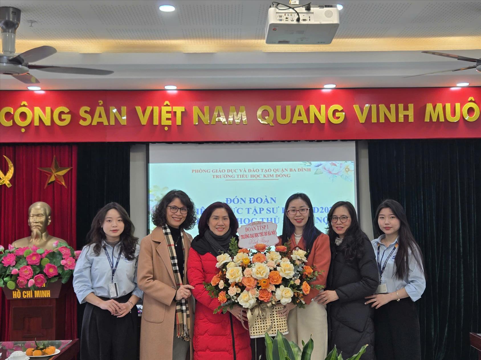 Trường Tiểu học Kim Đồng vui mừng chào đón đoàn sinh viên thực tập của trường Đại học Thủ đô về thực tập tại trường