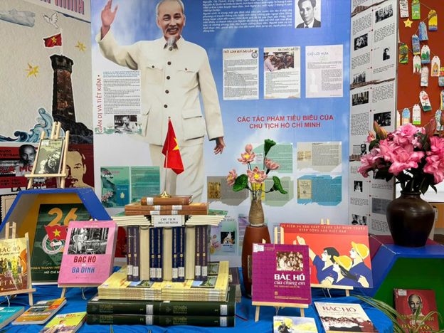 Thư viện Trường Tiểu học Kim Đồng trưng bày sách và xây dựng không gian văn hoá Hồ Chí Minh