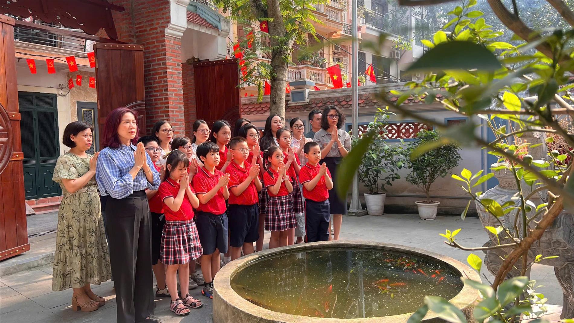 Trường Tiểu học Kim Đồng dâng hương tưởng niệm các anh hùng Liệt sĩ nhân kỉ niệm 50 năm Giải phóng miền Nam, thống nhất đất nước