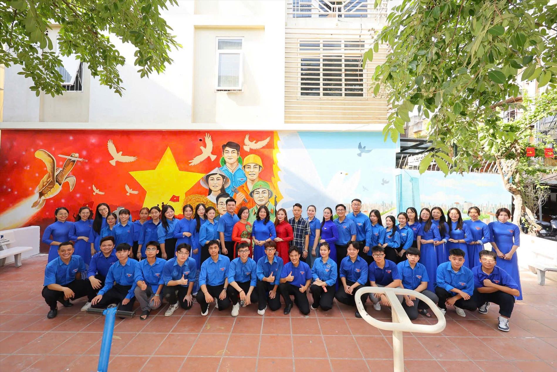 Đoàn viên Chi đoàn Trường Tiểu học Kim Đồng cùng tuổi trẻ Giảng Võ tri ân lịch sử qua bộ phim MƯA ĐỎ