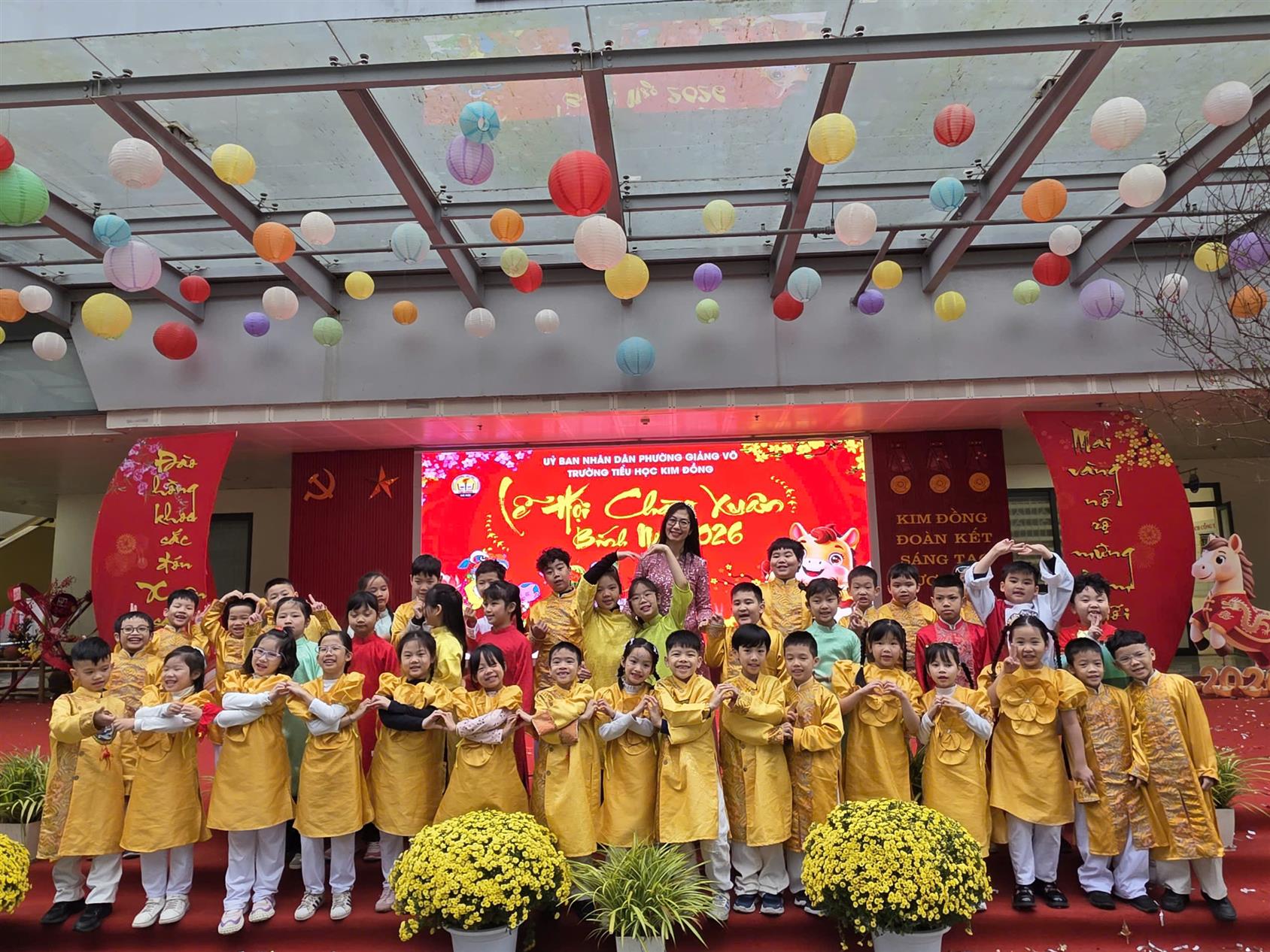 RỘN RÀNG SẮC XUÂN CÙNG TIẾT MỤC VĂN NGHỆ  CHÀO MỪNG TẾT NGUYÊN ĐÁN CỦA TẬP THỂ LỚP 2A3