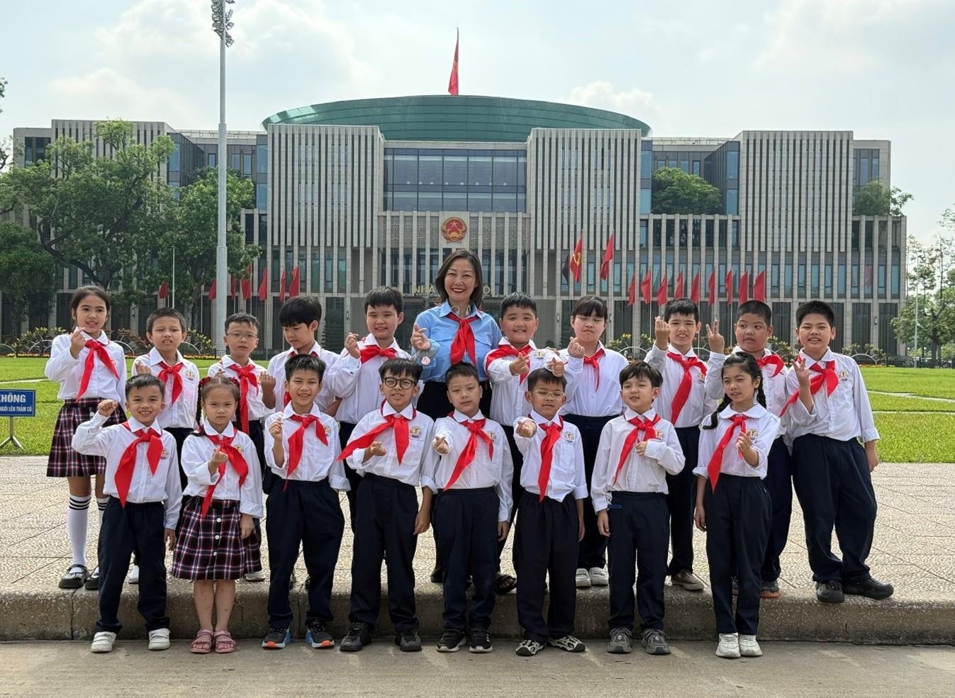 Liên đội trường Tiểu học Kim Đồng tham gia Lễ kết nạp Đội viên  tại Lăng Chủ tịch Hồ Chí Minh