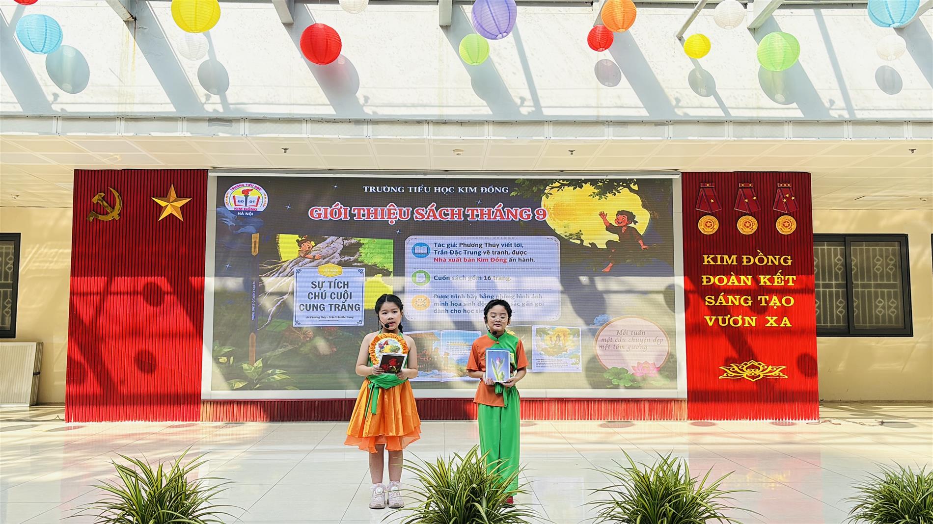 Trường Tiểu học Kim Đồng rộn ràng hoạt động giới thiệu sách tháng 9: "SỰ TÍCH CHÚ CUỘI CUNG TRĂNG"
