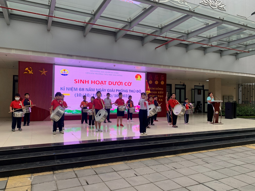 A group of people standing on a stage

Description automatically generated with low confidence