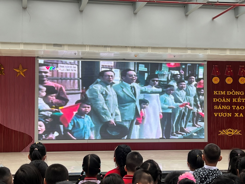 A picture containing text, person, indoor, group

Description automatically generated