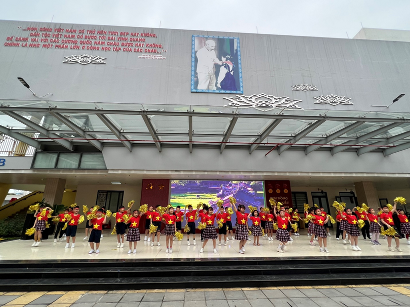 A group of people outside a building

Description automatically generated with medium confidence