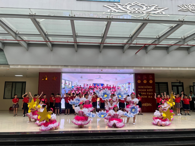 A group of people performing on stage

Description automatically generated with medium confidence