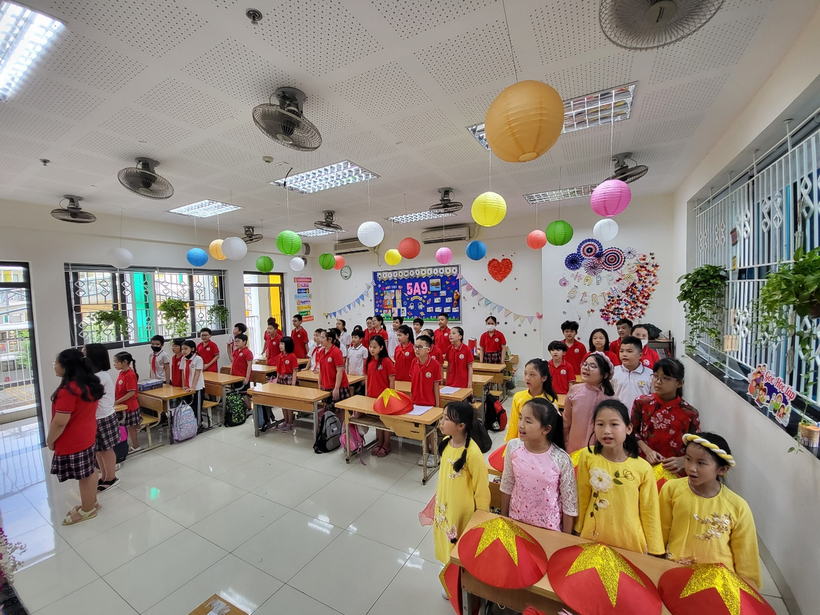 A group of people in a room

Description automatically generated with low confidence