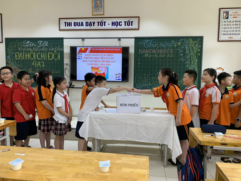 A group of children in a classroom

Description automatically generated with low confidence