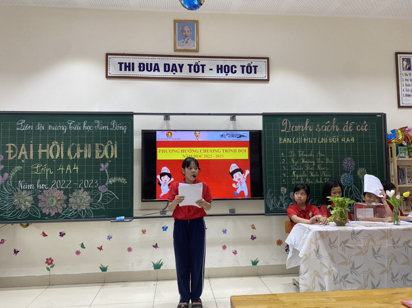 A person standing in front of a chalkboard

Description automatically generated with medium confidence