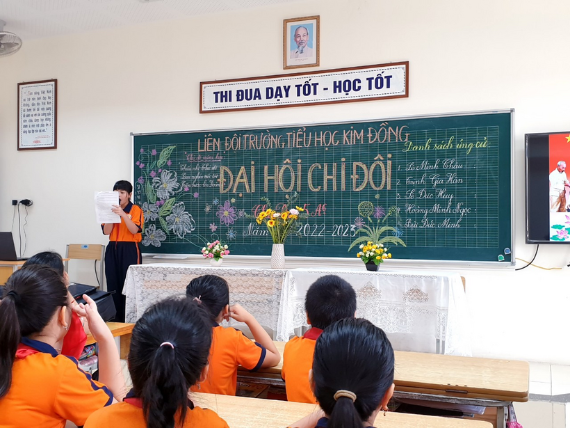 A group of children in a classroom

Description automatically generated with low confidence