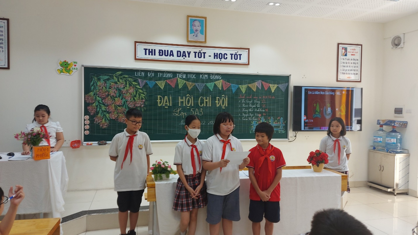 A group of children in a classroom

Description automatically generated with medium confidence