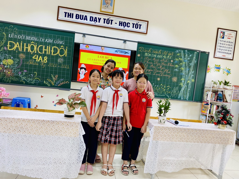 A group of people posing for a photo

Description automatically generated with low confidence