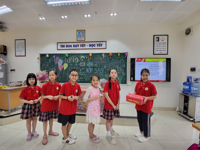 A picture containing text, wall, person, indoor

Description automatically generated