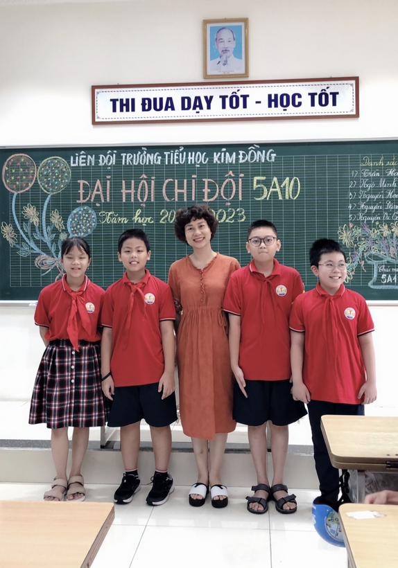 A picture containing text, standing, person, group

Description automatically generated